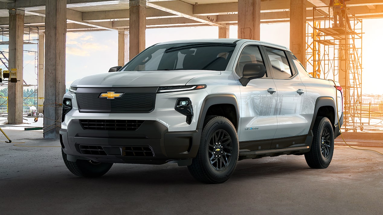 Front Three-Quarters View of the 2025 Chevrolet Silverado EV