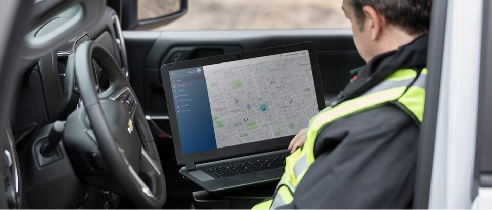 Man using OnStar Vehicle Insights in vehicle